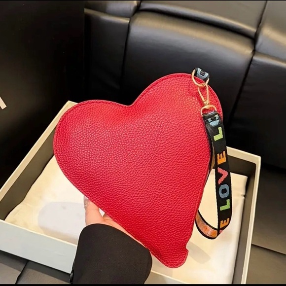 Stylish Heart-Shaped Red Clutch - Picture 1 of 3